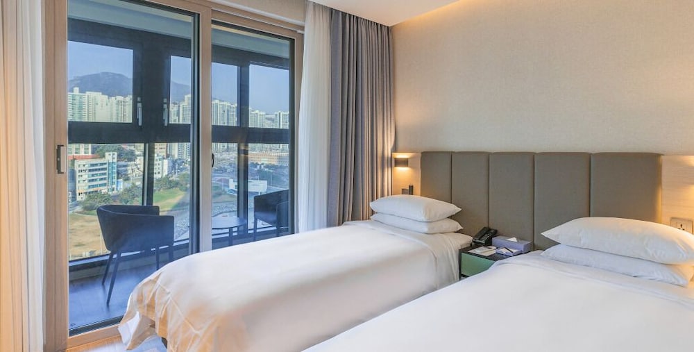 Deluxe, Twin Beds, City View