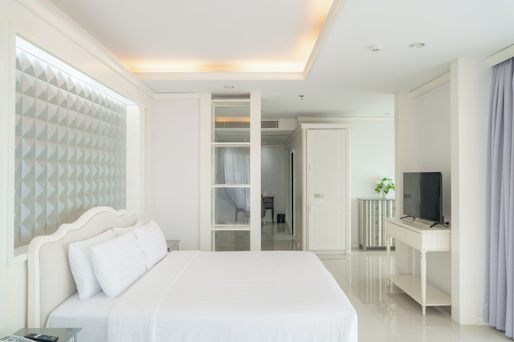 Suite, Queen Bed, South Wing, High Floor