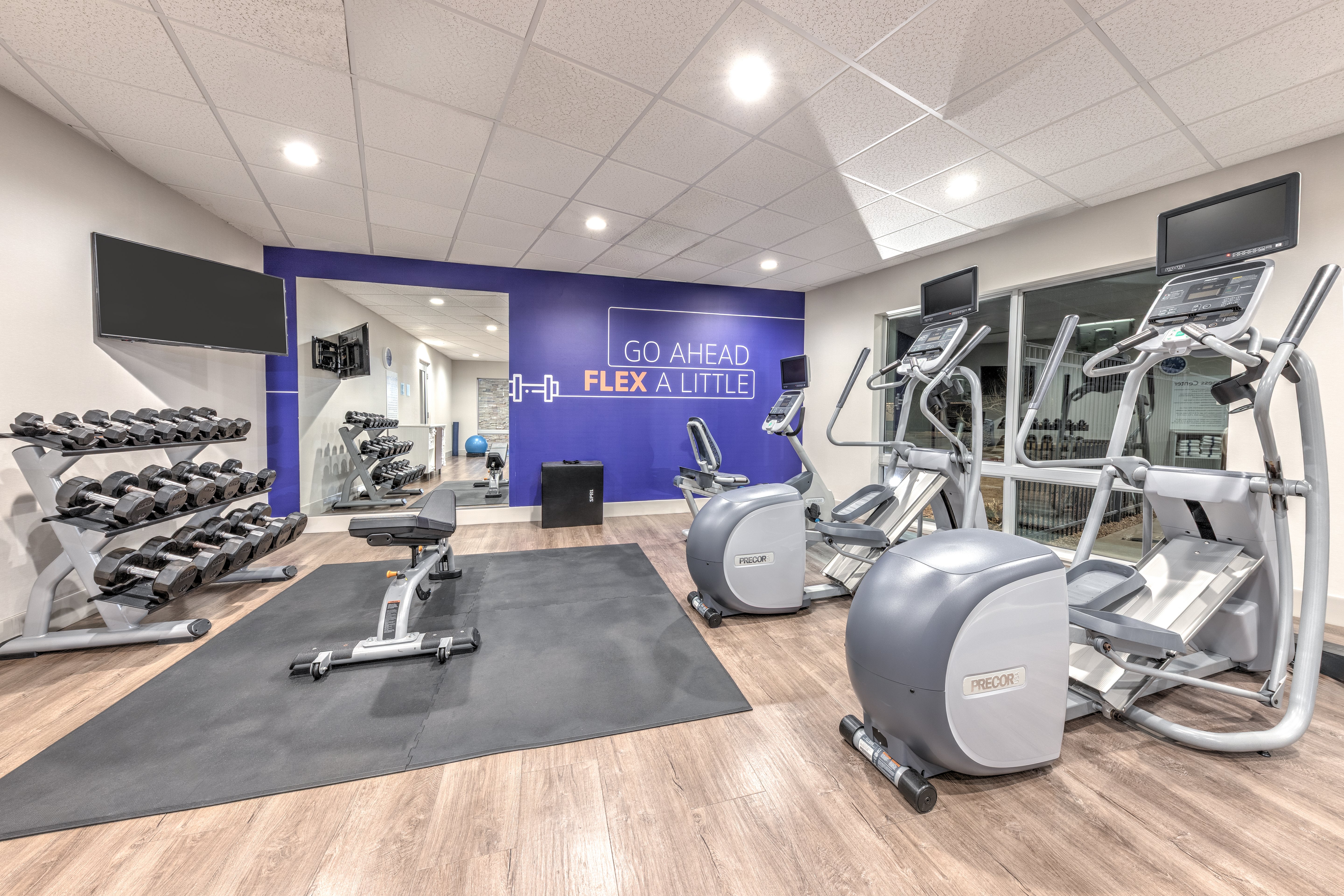 HOLIDAY INN EXPRESS & SUITES MOORE 54/75
