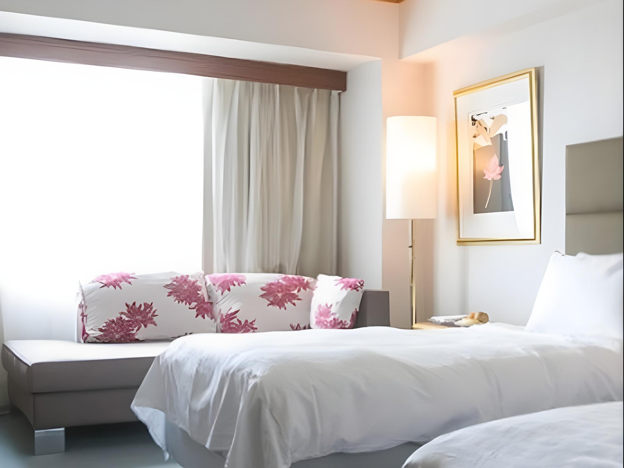 Rose, Twin Beds