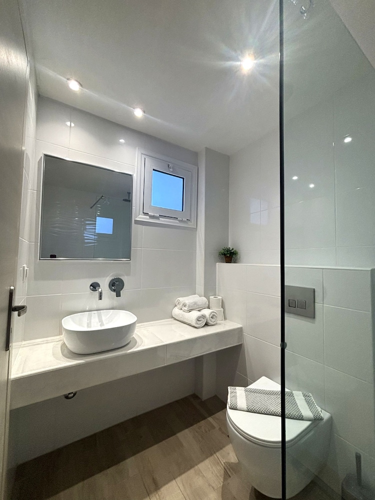 Kostas Apartments 46/48