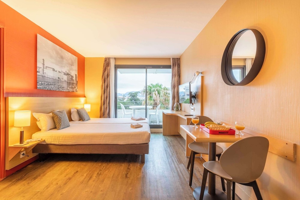 Studio, Double Bed, Pool Access, Accessible