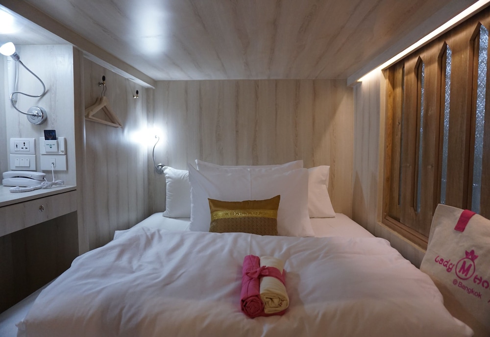 PRIVATE, FEMALE ONLY, BUNK BED, SHARED BATHROOM