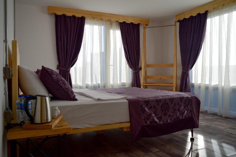 Junior Suite, 1 Queen and 1 Single Bed, City and Sea View