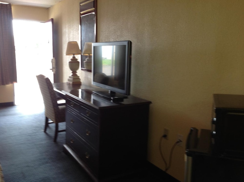 Executive Inn 12/45