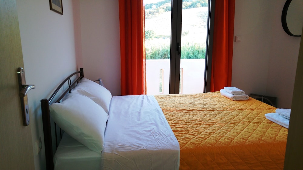 2 BEDROOMS, FAMILY, HOUSE, BAY VIEW