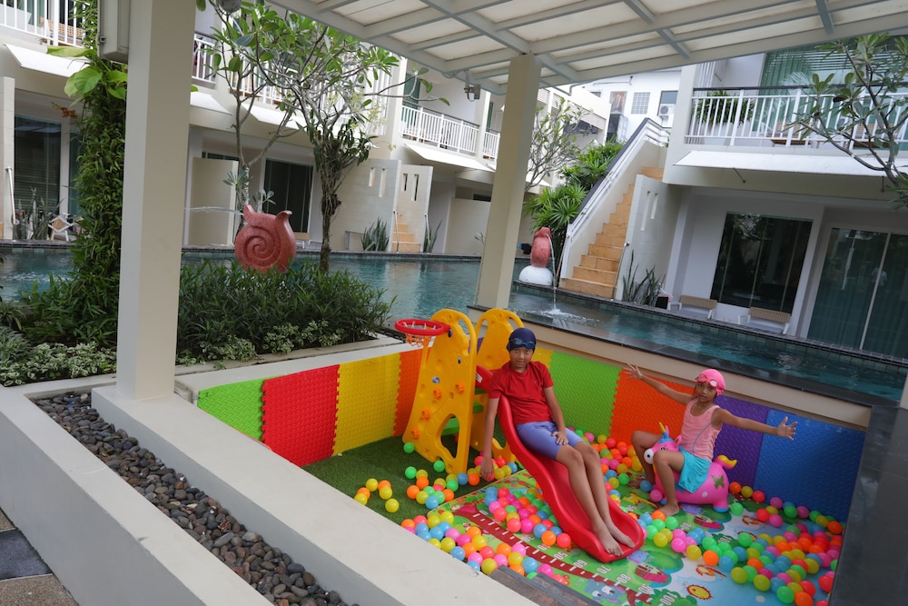 A2 Pool Resort 42/48