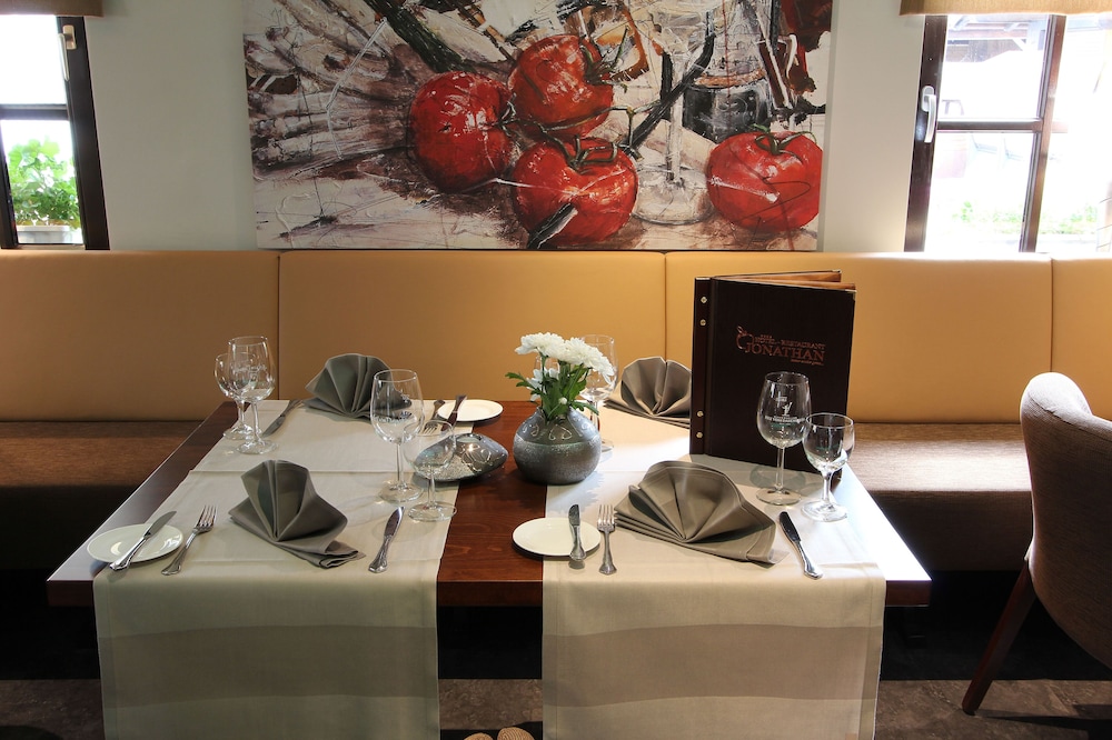 AKZENT Hotel Restaurant Jonathan 24/38