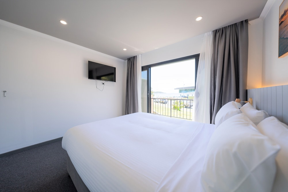 2 Bedrooms, Serviced, Apartment, Queen and Twin Beds, Kitchen