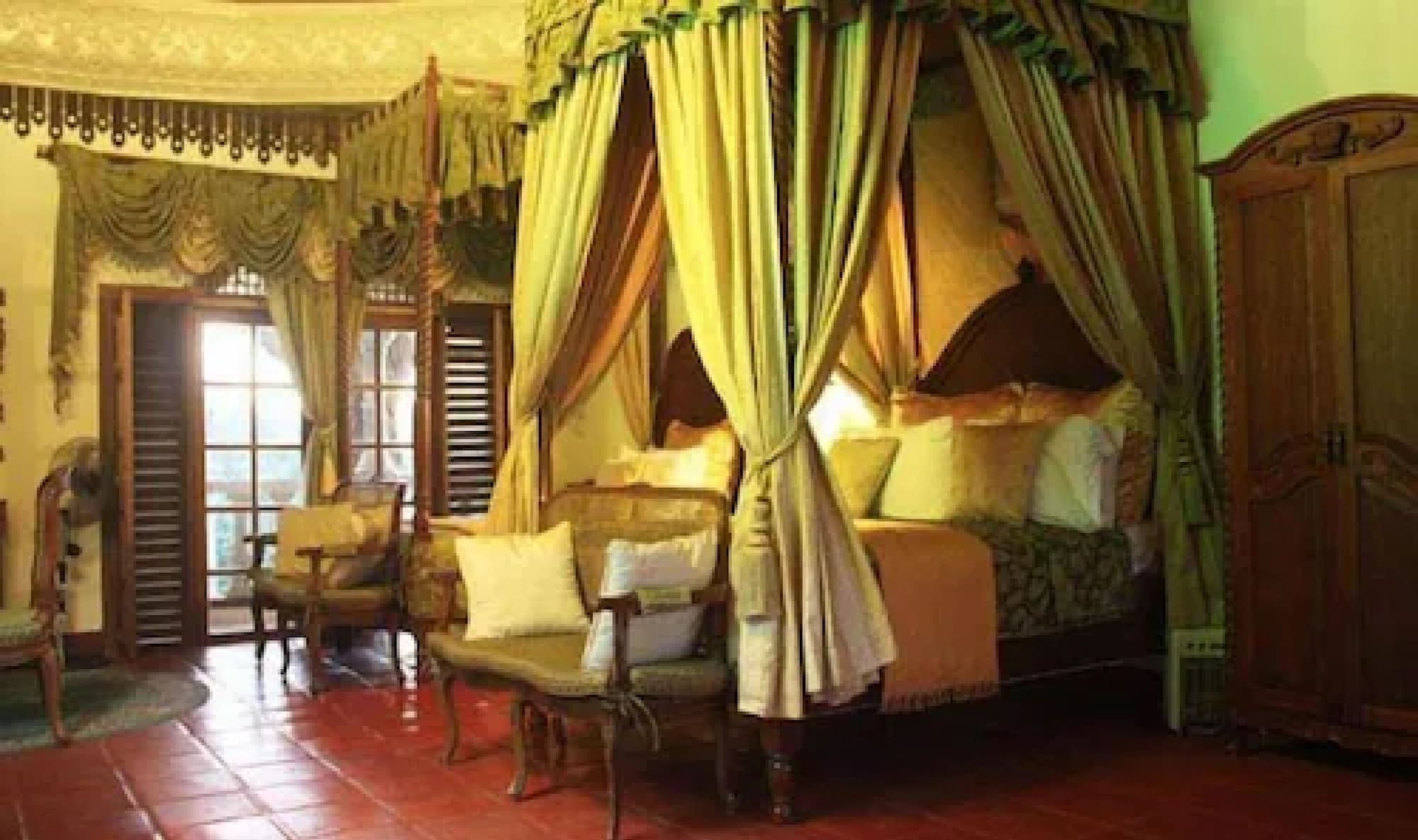 Deluxe, Apartment, Queen and Twin Beds
