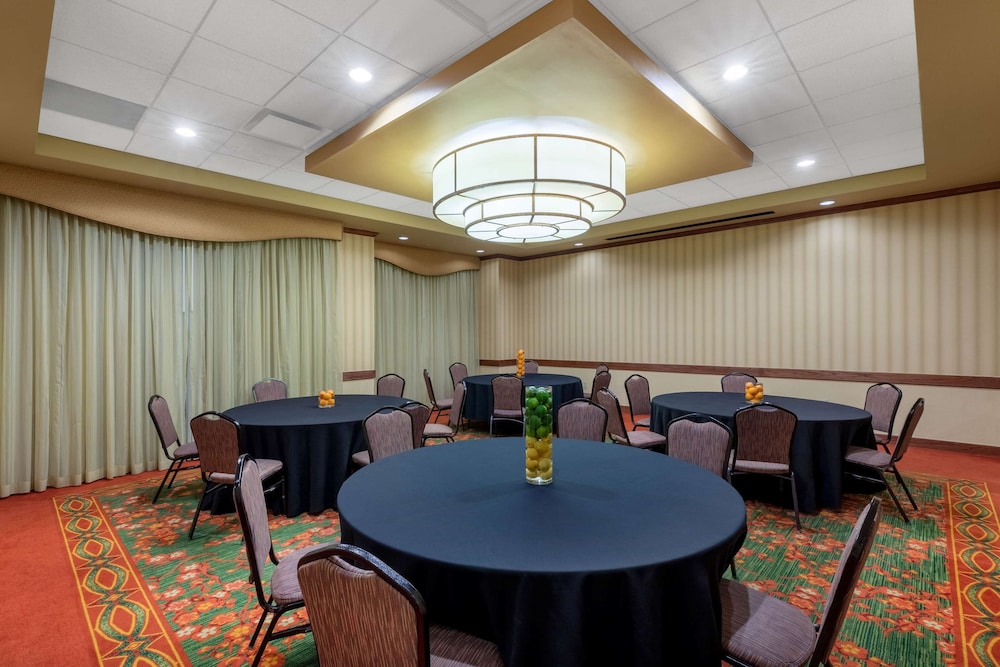 Wyndham Grand Oklahoma City Downtown 58/68