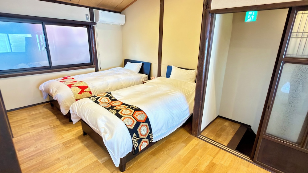 Japanese, House, Twin Beds, 2 Futon Beds