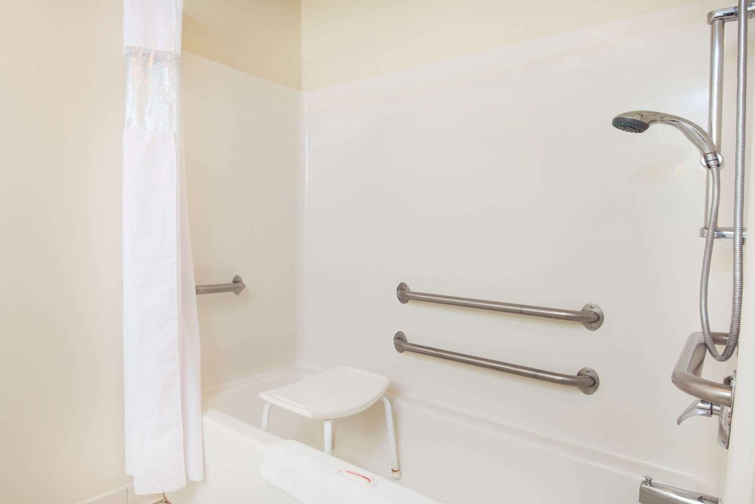 Howard Johnson by Wyndham Oacoma Hotel and Suites 31/31