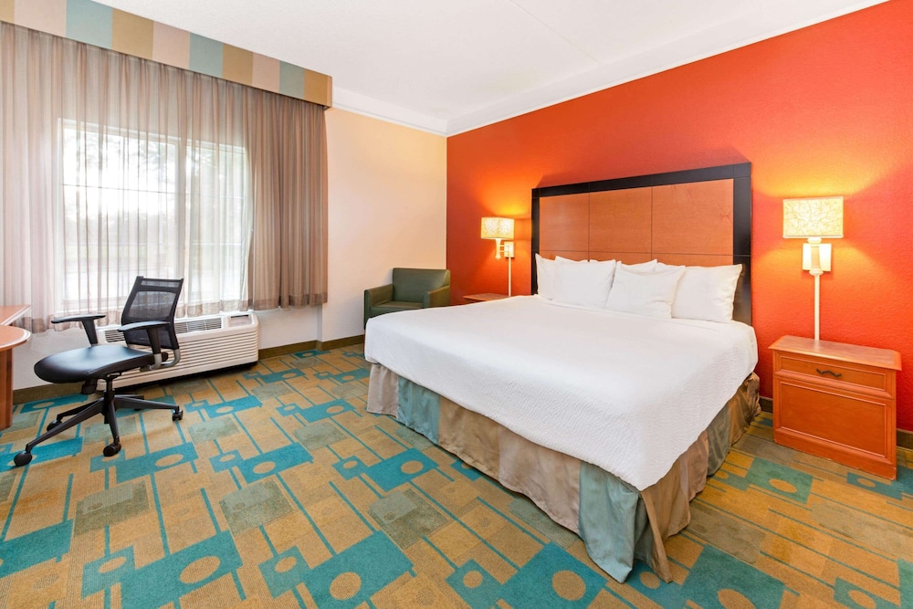 La Quinta Inn & Suites by Wyndham USF (Near Busch Gardens) 22/54