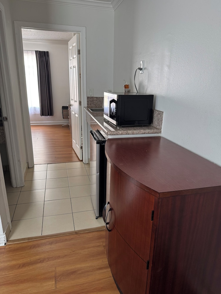 National Inn Garden Grove 8/60