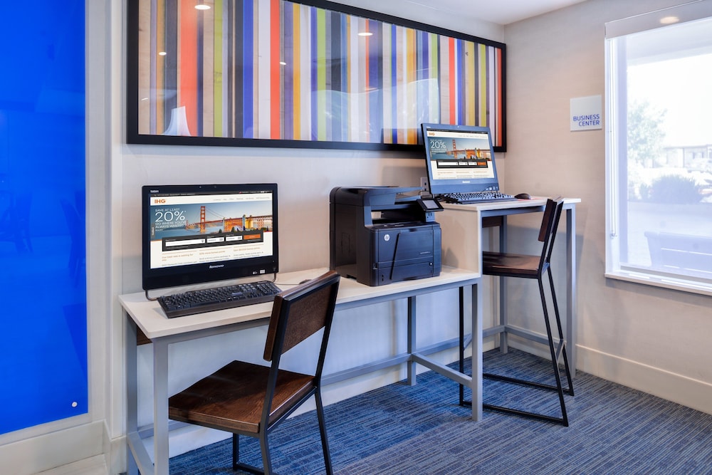Holiday Inn Express Hotel & Suites Selma 26/36