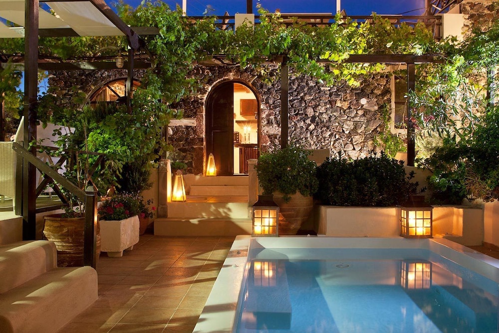 LAVA SUITES and LOUNGE 33/40