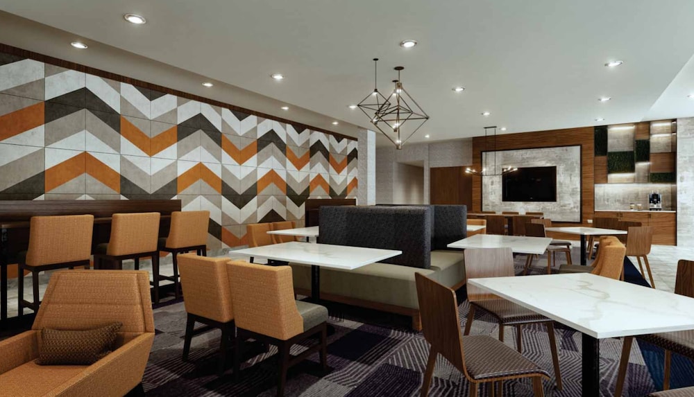 La Quinta Inn & Suites by Wyndham Louisville East 29/45