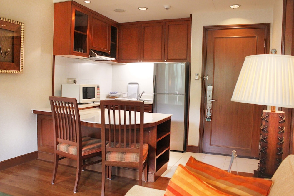 TREETOPS EXECUTIVE RESIDENCES 57/71