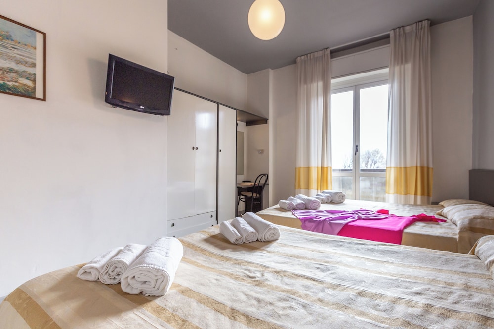 ROOM, QUADRUPLE