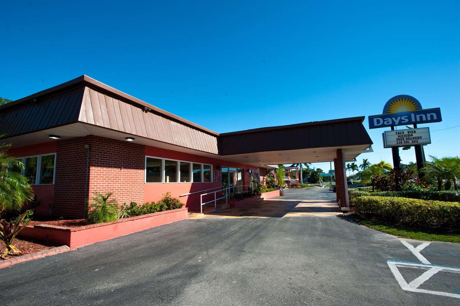 Days Inn by Wyndham Fort Myers Springs Resort 36/43