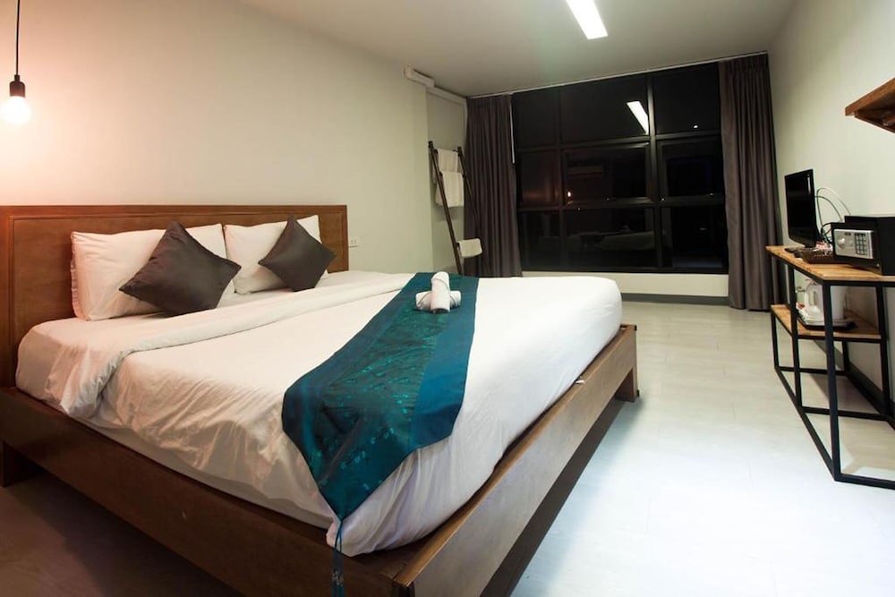 DELUXE, DOUBLE BED