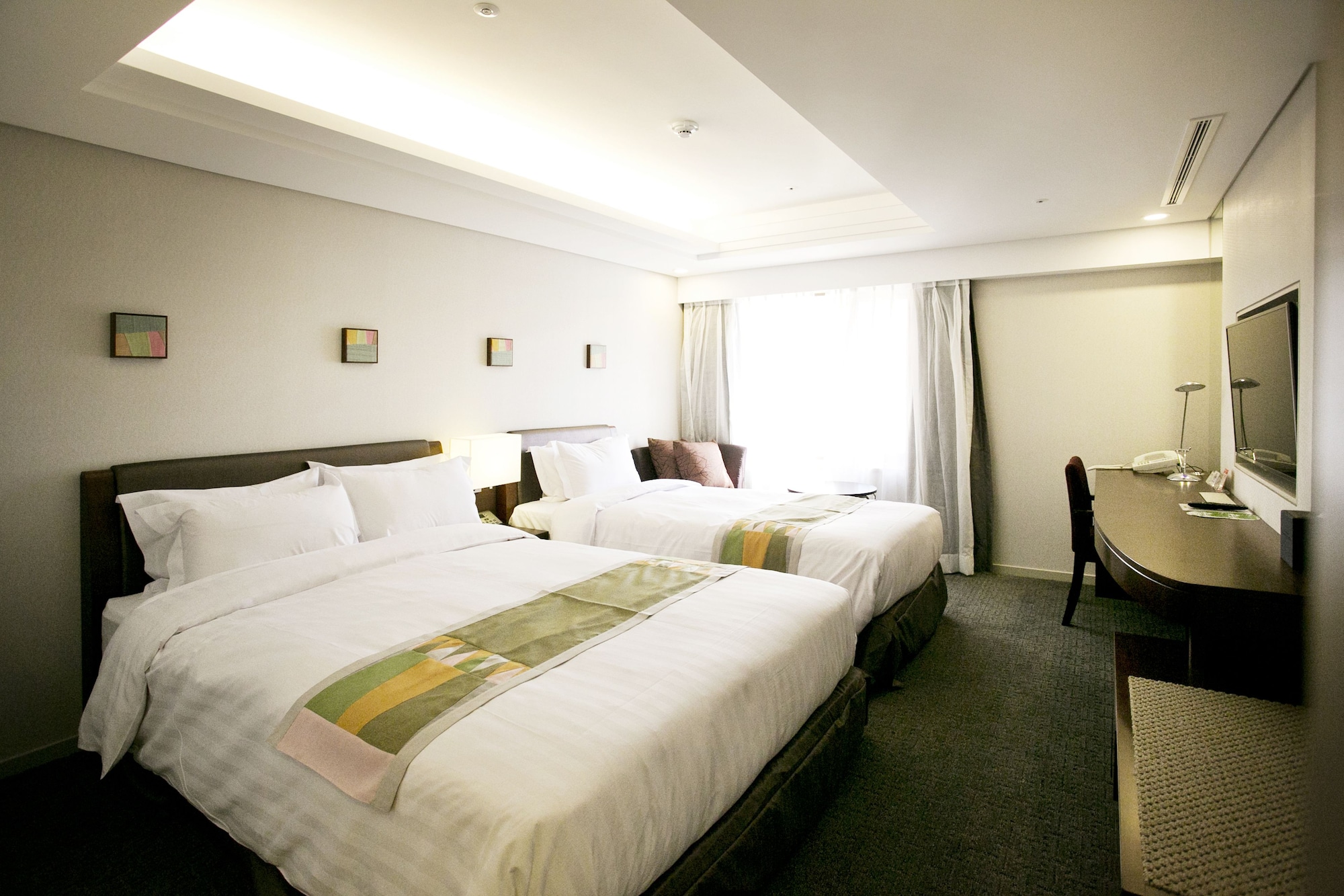 FAMILY, TWIN BEDS