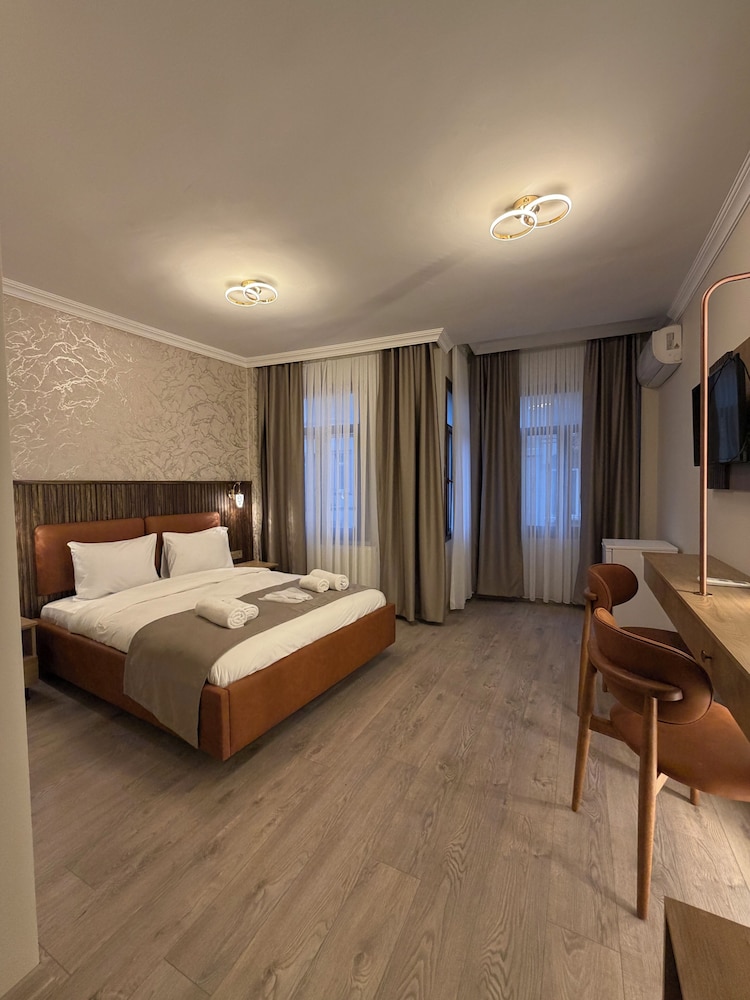 Peradise Hotel 20/50