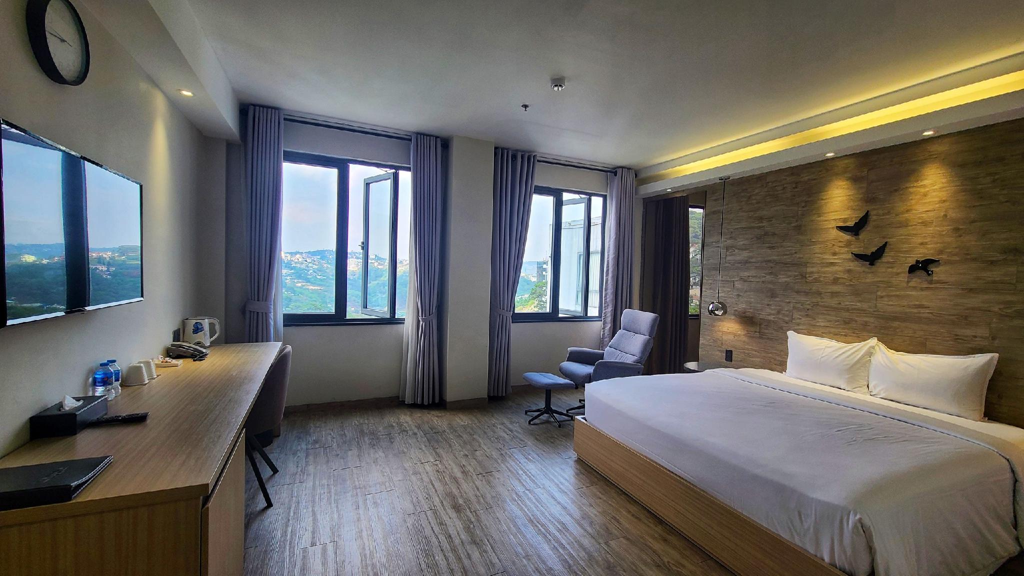 Deluxe, Double Bed, Valley View