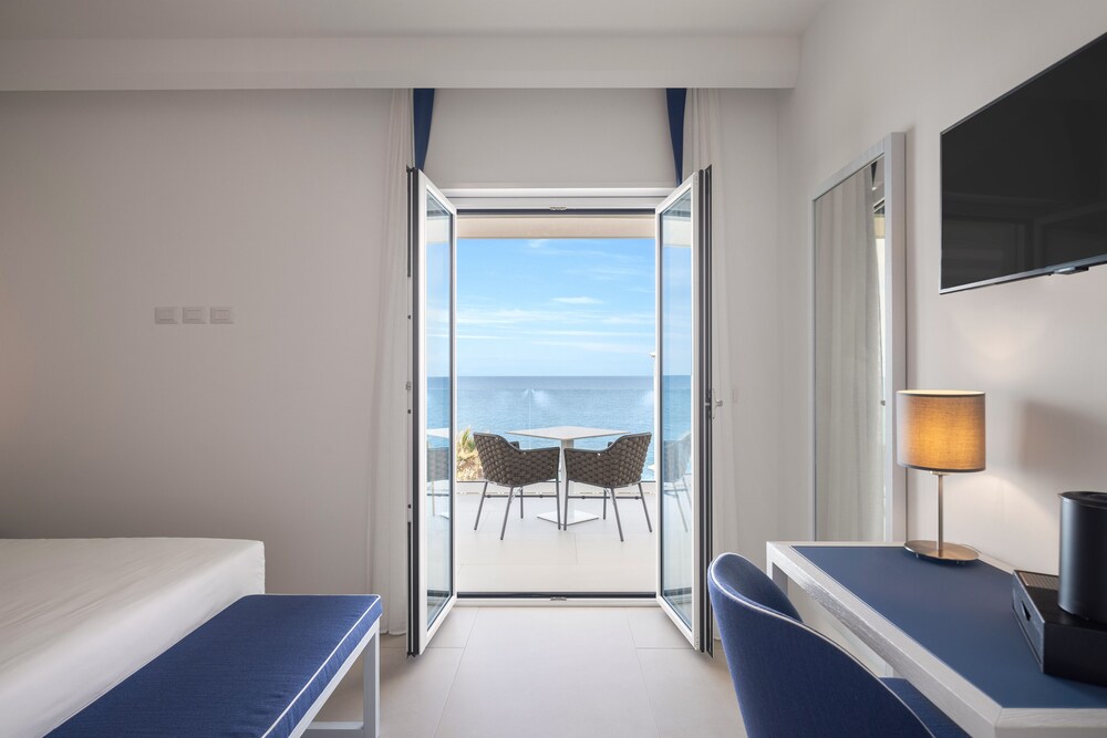 Seaside Hotel 12/42