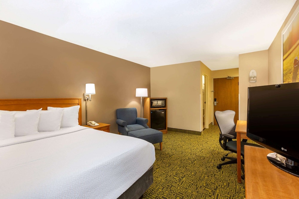Days Inn & Suites by Wyndham Madison 6/41