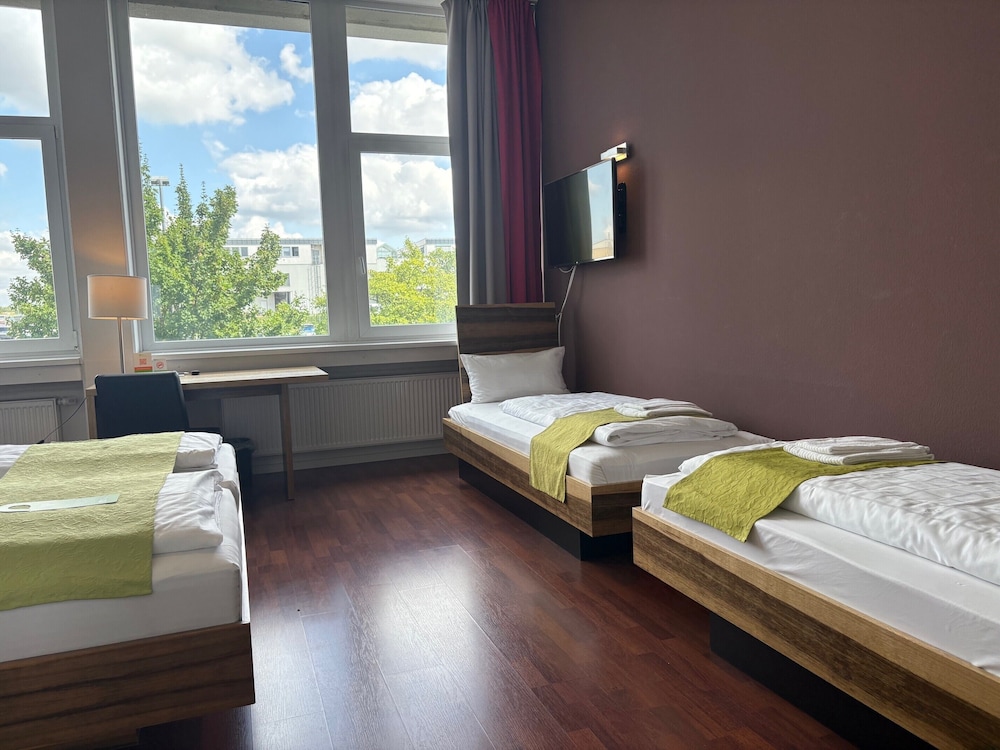ROOM, QUADRUPLE, TWIN BEDS, KING BED