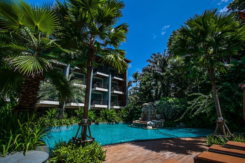 HULA HULA RESORT l truly tropical and fun wellness 86/90