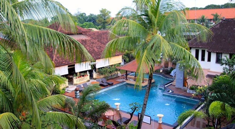 Bakungs Beach Hotel 32/38