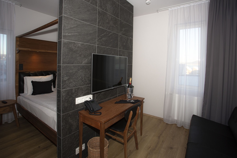 Hotel Von 37/50