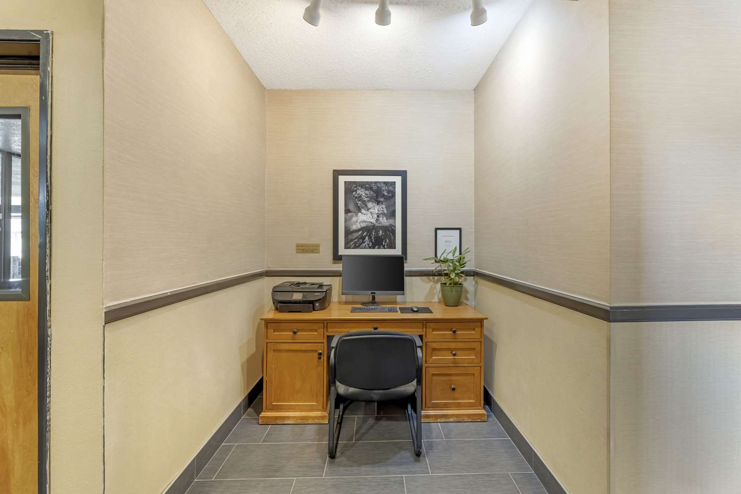 Comfort Suites Near Vancouver Mall 37/45