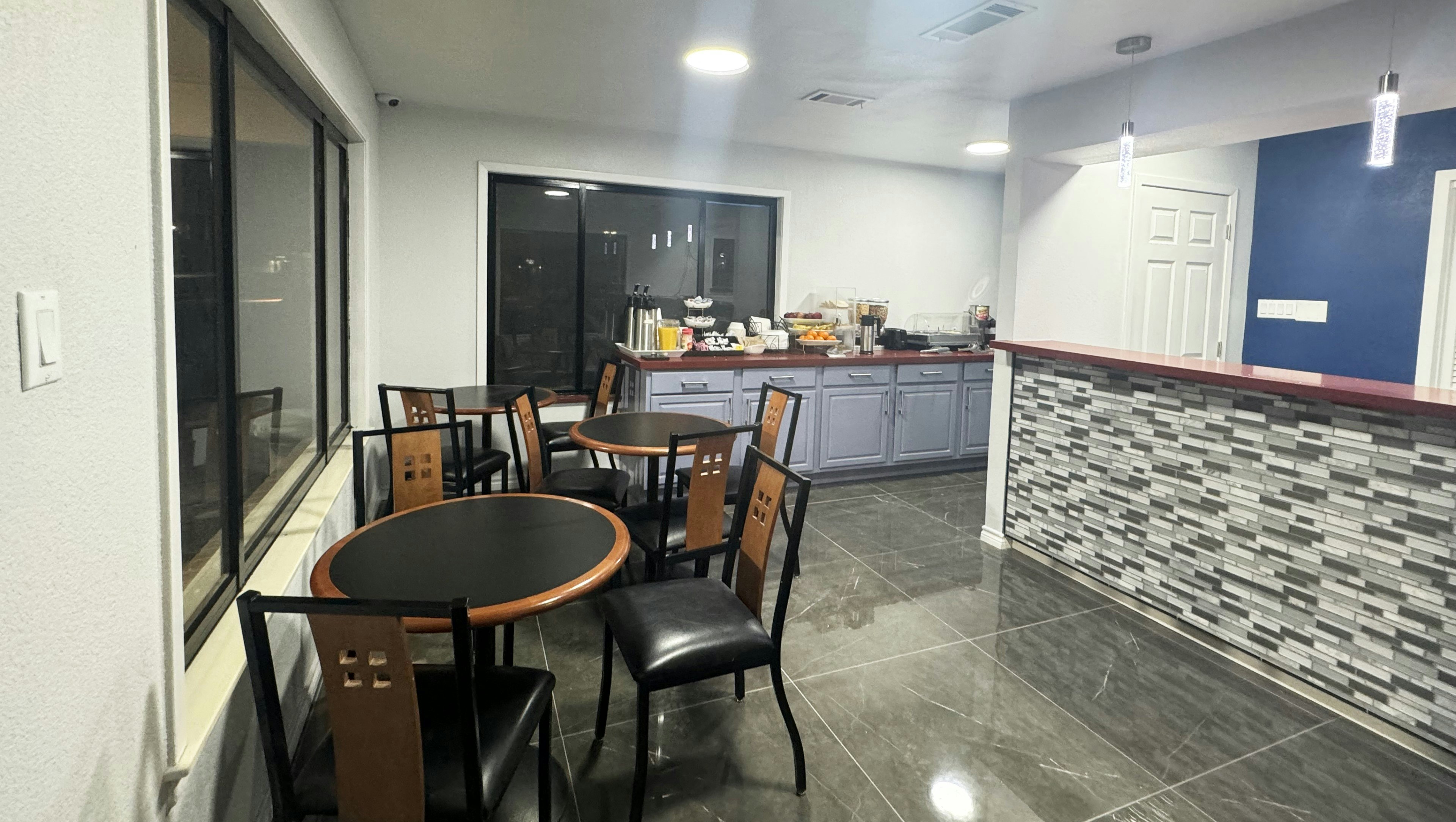 Xecutive Inn and Suites 28/37