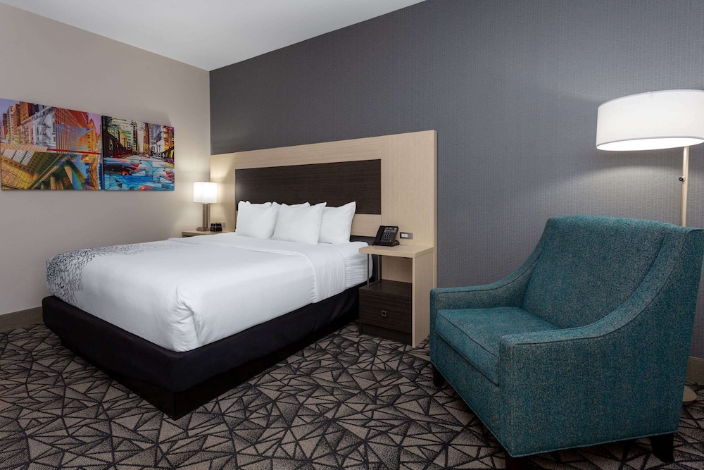 La Quinta Inn & Suites by Wyndham Shorewood 40/40