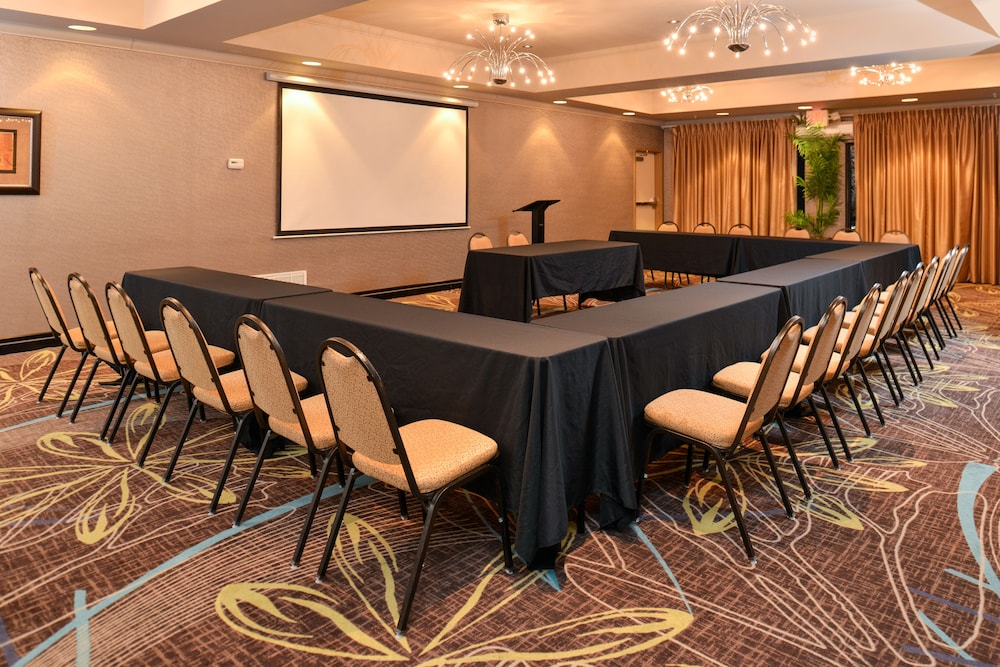 Holiday Inn Express Hotel Suites Dallas South Desoto 58/72