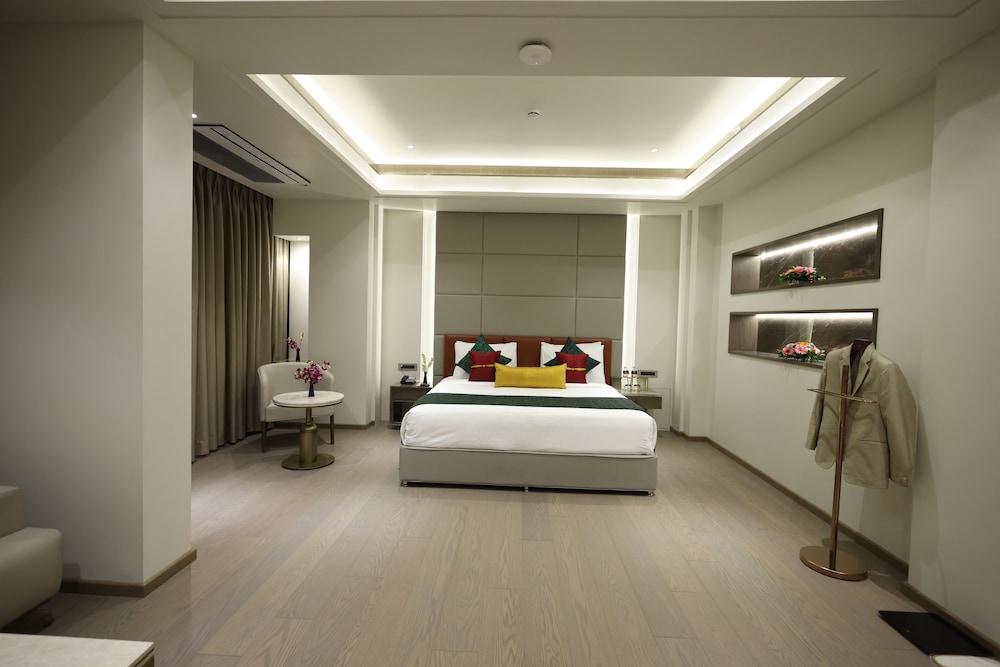 EXECUTIVE, STUDIO, SUITE