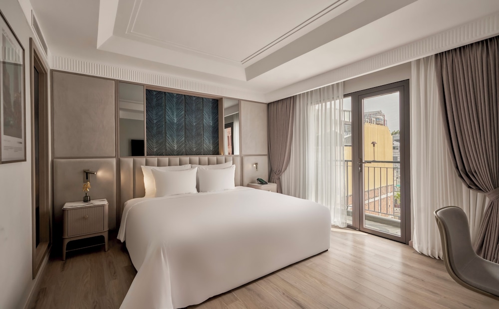 French, Junior Suite, Studio, King Bed, Balcony، La Siesta Premium Saigon Central 2/6