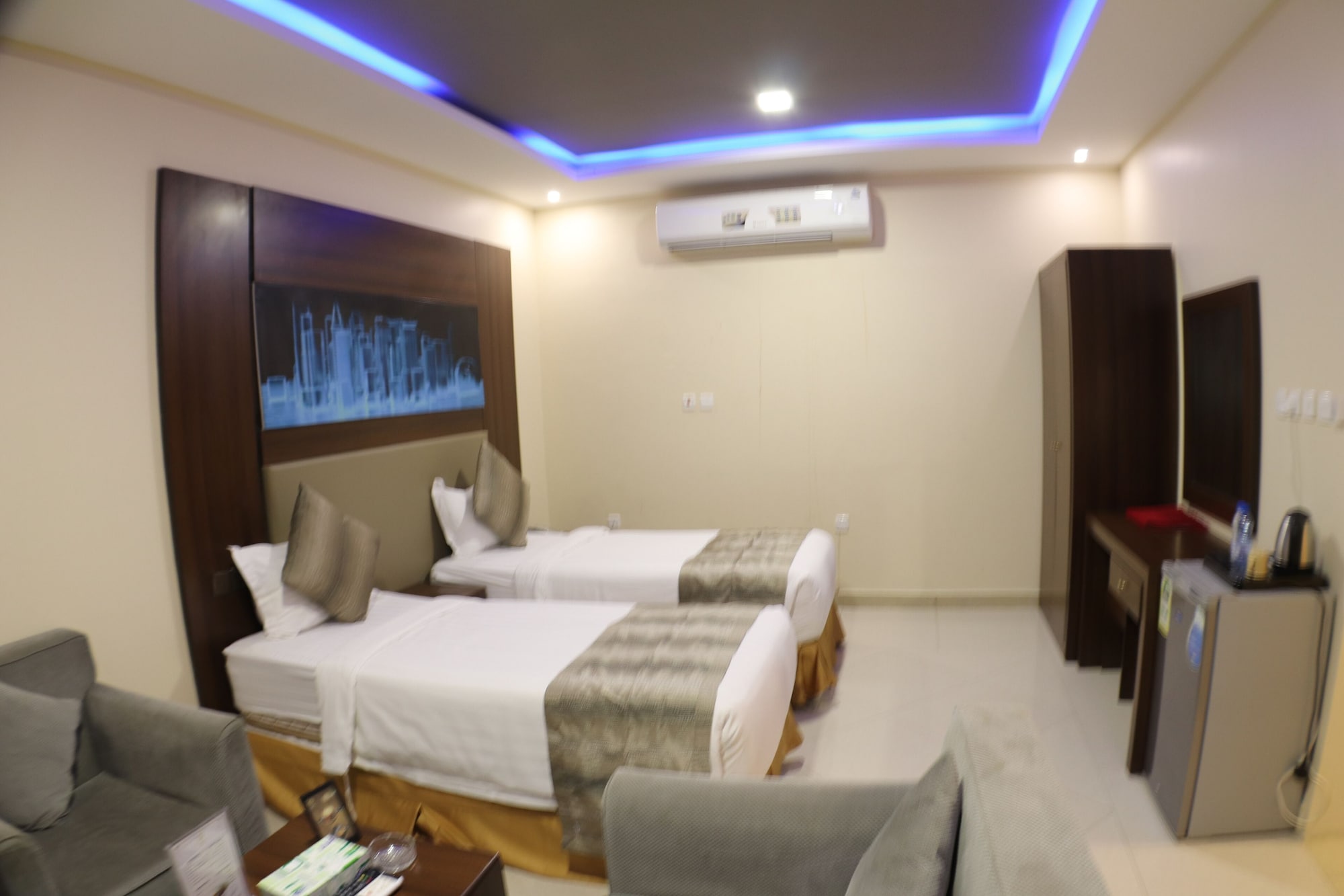 ROOM, DOUBLE OR TWIN BED