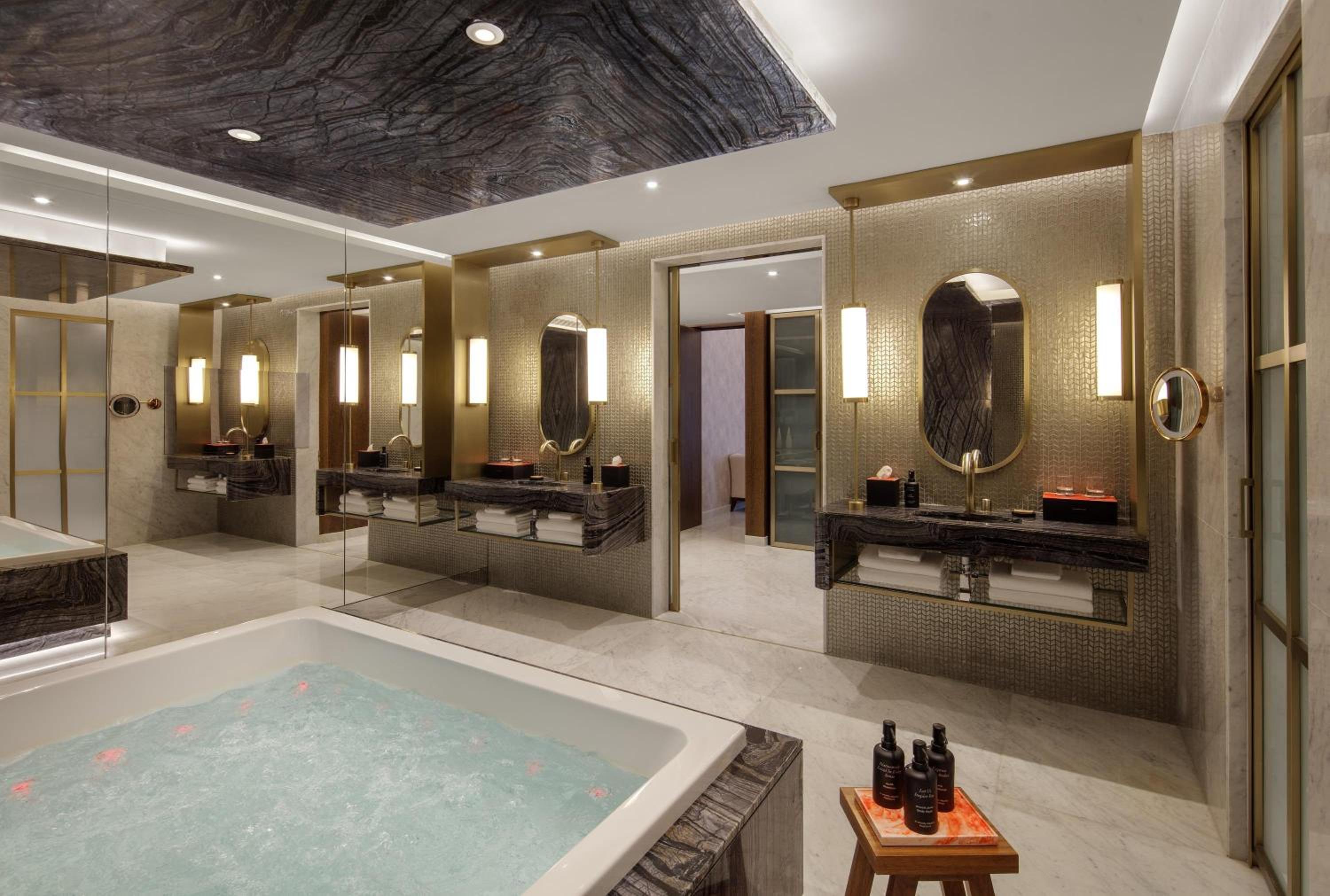 2 Bedrooms, Royal, Vip, Luxury, Suite, Hot Tub، Andaz Dubai The Palm by Hyatt 3/8
