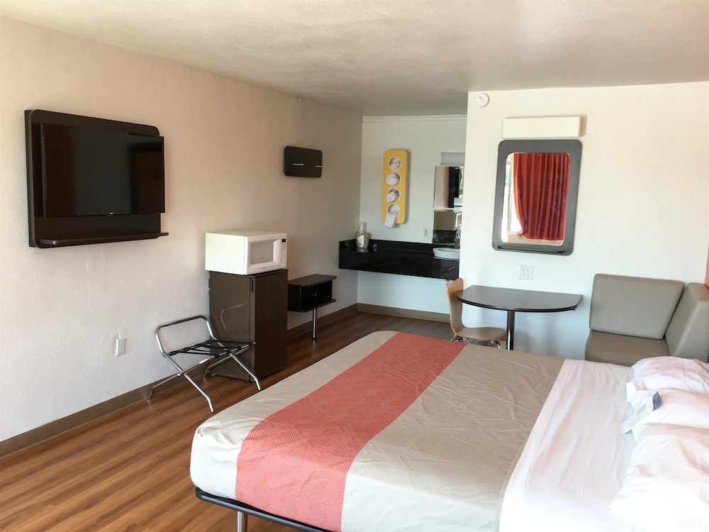 Motel6 Connellys Springs, NC 33/40