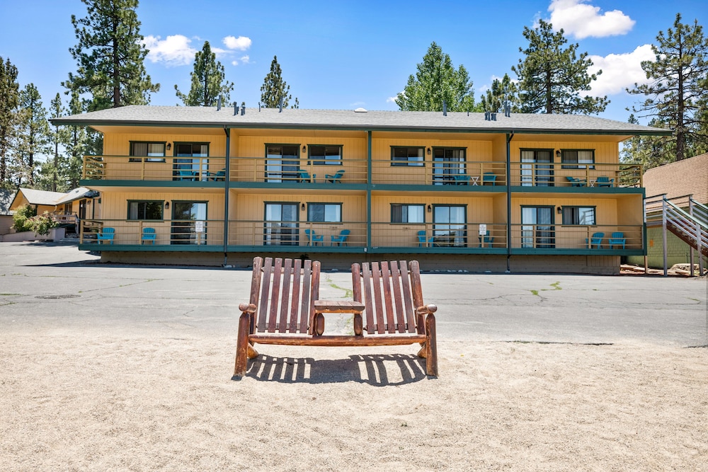 Big Bear Lakefront Lodge 3/50