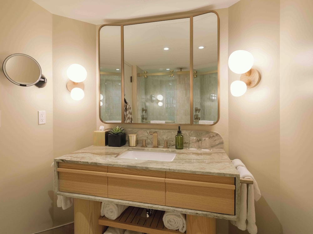 Wellness, Studio, Suite, King Bed, Peak View, Terrace