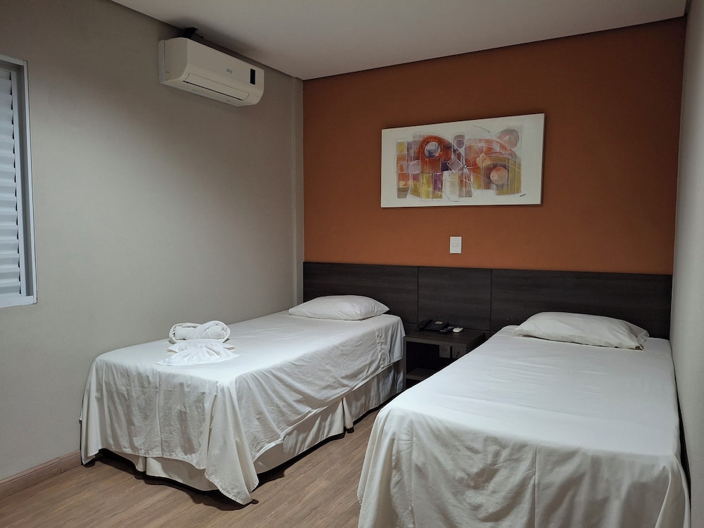EXECUTIVE, SUITE, TWIN BEDS