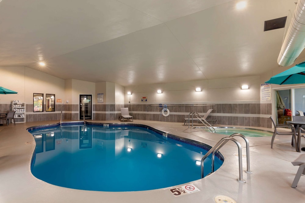Red Roof Inn & Suites Tomah 6/57