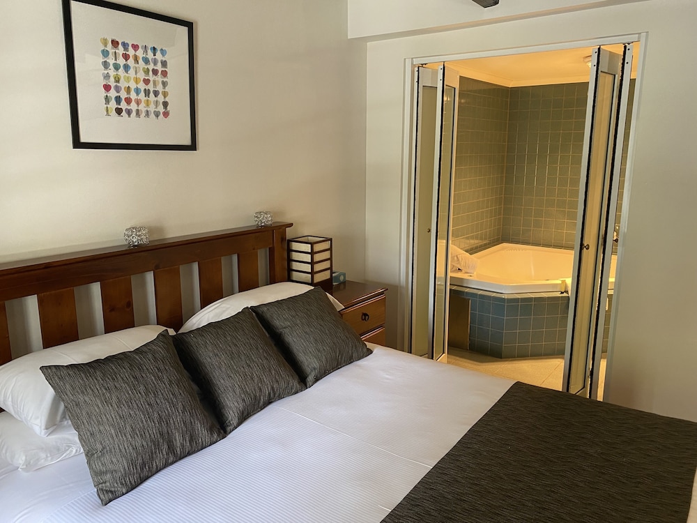 UPSTAIRS, SUITE, JETTED TUB
