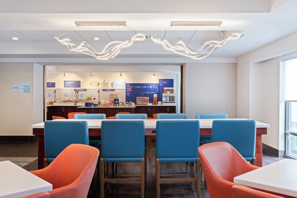 Holiday Inn Express and Suites Cincinnati Riverfront, an IHG Hotel 49/64